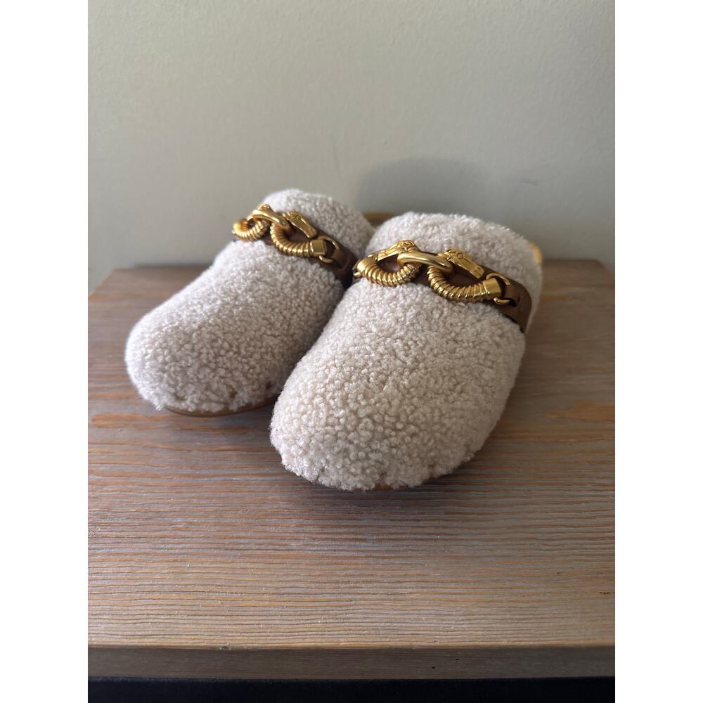 Tory Burch Shearling Clogs Women’s Size 9 Jessa Mules Tan Beige Gold Chain Shoes - Picture 4 of 15